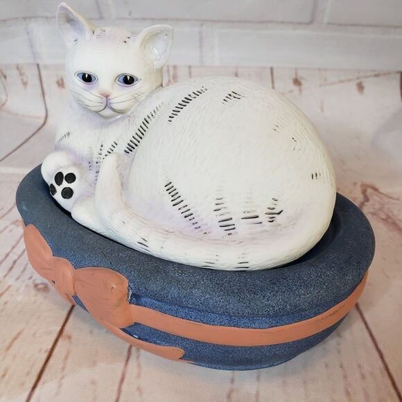 Vintage 80s Silvestri Ceramic White Cat Covered Bowl 7" Farmhouse Trinket Dish - Picture 2 of 10